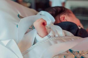 כף יד קטנטונת של תינוק