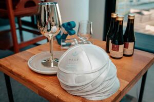 לפני צילום ברית מילה, על השולחן כיפות, כוס יין לקישוד