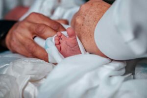 כפות רגליים של תינוק על הכיסא של ברית מילה