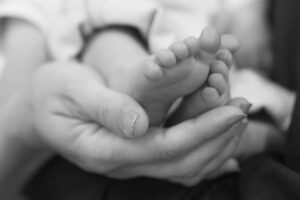 צילום ברית מילה כפות רגליים של תינוק בידיים של אמא
